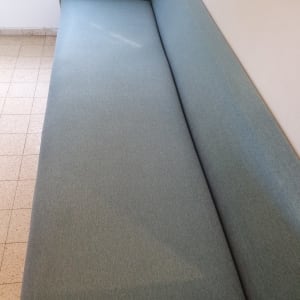 ספה כחולה נקייה עם ריפוד חלק