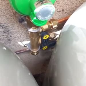 וסת גז ירוק מחובר לצינור בין שני מיכלים