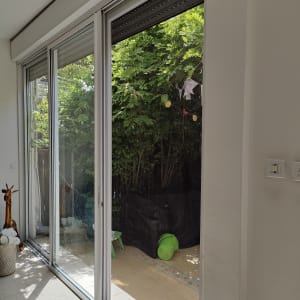 תריסים סגורים על חלון זכוכית גדול