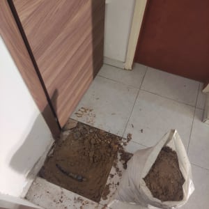 חפירה ברצפה עם צינור חשוף ושק אדמה