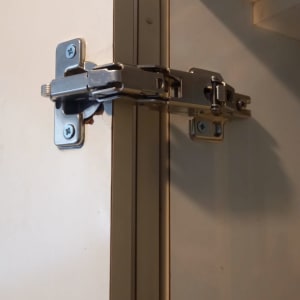 ציר מתכת לדלת ארון עץ