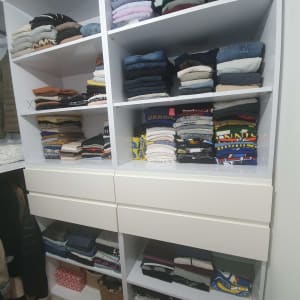 ארון בגדים מסודר עם מדפים ומגירות