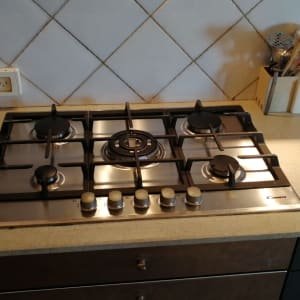 כיריים גז עם חמישה מבערים וכפתורי שליטה