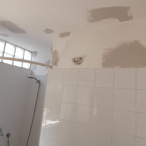 תיקוני צבע על תקרת חדר אמבטיה