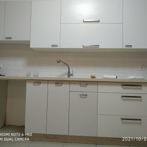 ארונות מטבח לבנים עם ידיות מתכת