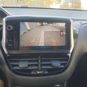 מסך רכב עם מצלמת רוורס ומד מהירות