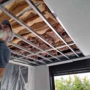 תקרת גבס בבנייה עם מסגרת מתכת ובידוד