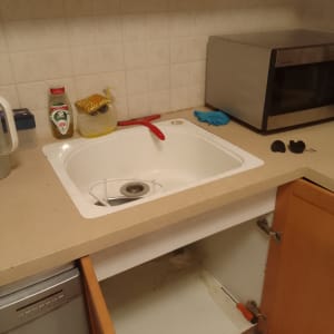 כיור מטבח עם כלים לניקוי ותיקון