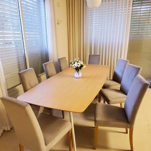 שולחן עץ עם כיסאות מרופדים מסביב