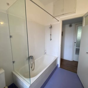 אמבטיה עם מקלחון זכוכית וברז מקלחת