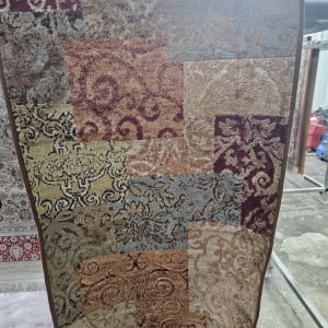 שטיח צבעוני תלוי לייבוש לאחר ניקוי