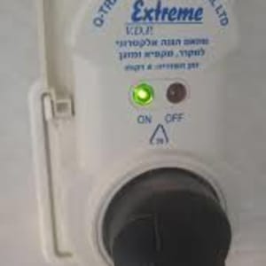 שקע חשמלי עם תקע מחובר ונורית חיווי ירוקה