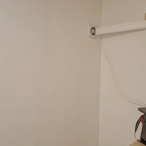 קיר עם מדף ומאוורר קטן מותקן