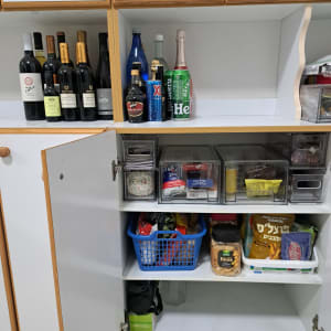 ארון מטבח מאורגן עם בקבוקי יין ומזון