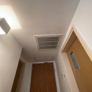 תקרת גבס עם פתחי אוורור ומנורה