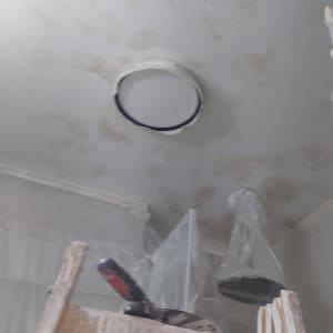 עבודת שפכטל והחלקה על תקרה כהכנה לצביעה
