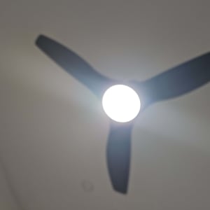 מאוורר תקרה עם תאורה דולקת