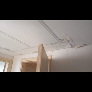 תקרת גבס עם נזקי רטיבות ותיקונים