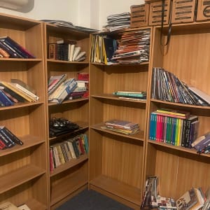 מדפים עם ספרים וקלסרים בחדר