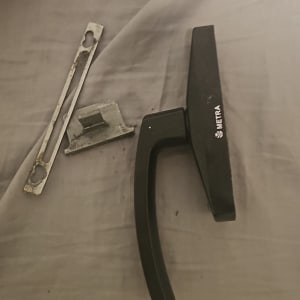 ידית חלון שבורה עם חלקים נוספים