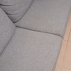 ספה אפורה נקייה על רצפת אריחים