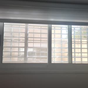 חלון אלומיניום עם תריסים אופקיים