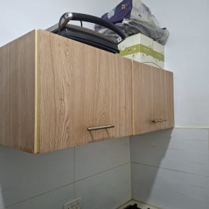 ארון מטבח עם כיריים וכלים, ללא אנשים