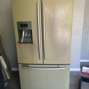 מקרר ישן עם דלתות מתכת חלודות