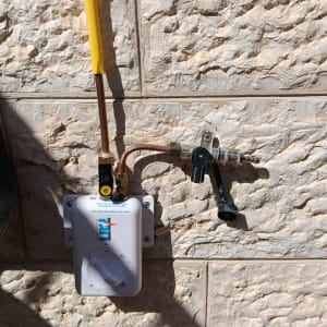 שסתום גז מותקן על קיר אבן חיצוני