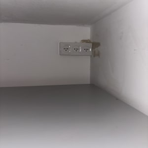 שלושה שקעים חשמליים על קיר לבן