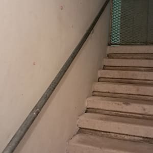 מעקה מתכת על גרם מדרגות בטון