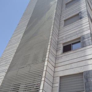 בניין גבוה עם רשתות על הקיר החיצוני