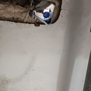 ברזים וצנרת מתחת לכיור