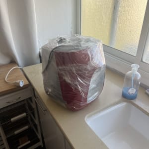 מכשיר עטוף בניילון על השיש במטבח ליד כיור