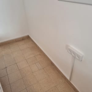 שקע חשמל תלת-כיווני על קיר לבן