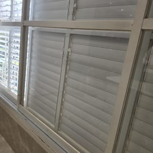 חלונות זכוכית עם תריסים פנימיים