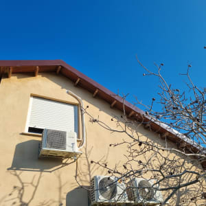 גג רעפים חום עם קורות עץ חשופות