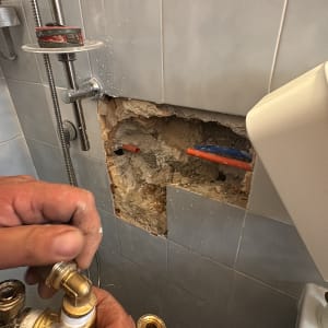 תיקון צנרת מים בקיר חדר אמבטיה