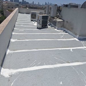 גג אטום עם חומר איטום לבן בין לוחות