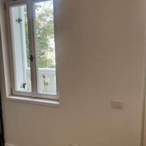 קיר צבוע ליד חלון עם נוף חיצוני