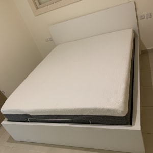 מיטה לבנה עם מזרן בחדר שינה