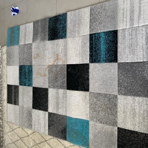 שטיח מרובע עם כתמים, מטלית כחולה בצד