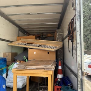 משטחי קרטון, שולחן עץ, קונוס תנועה, כלי עבודה