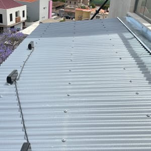 גג מתכת גלי עם חוטים ומחברים