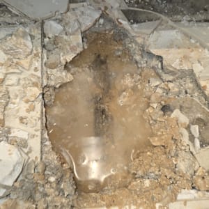 דליפה במשטח רצפה עם מים ובוץ