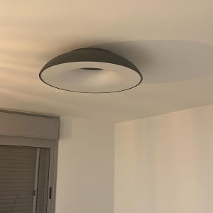 מנורת תקרה עגולה מותקנת על תקרה לבנה