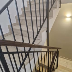 חדר מדרגות אחר צביעה