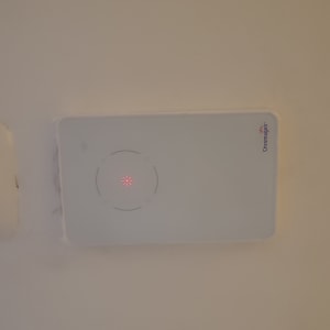 מכשיר חימום מים מותקן על קיר