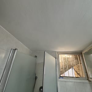 תקרת חדר אמבטיה עם דלתות זכוכית