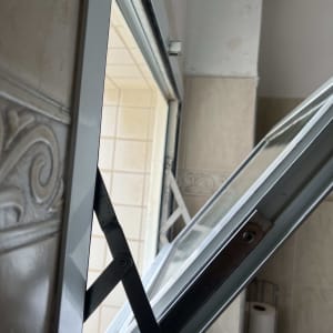 חלון אלומיניום פתוח עם מסגרת וזכוכית